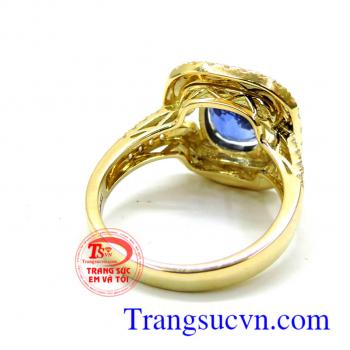 Thiết kế với các vòng xuốn đính đá tấm xung quanh tạo vẻ sang trọng, quý phái. Nhẫn sapphire lam nữ thanh lịch
