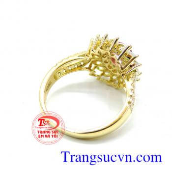 Nhẫn nữ thiết kế thời trang, sang trọng theo xu hướng trang sức thế giới. Nhẫn nữ hoa ruby 18k thời trang