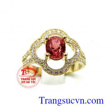 Nhẫn hoa hồng 4 cánh đặc biệt quý phái cho nữ giới, tôn lên vẻ đẹp nữ tính cũng như nét quyễn rũ của phái đẹp. Nhẫn nữ spinel hoa 4 cánh xinh