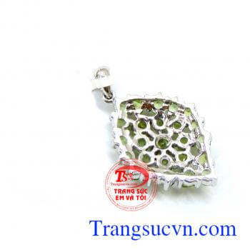 Những viên đá peridot nhỏ kết hợp tạo nên vẻ đẹp nhẹ nhàng mà kiêu kỳ. Mặt nữ peridot yêu thương