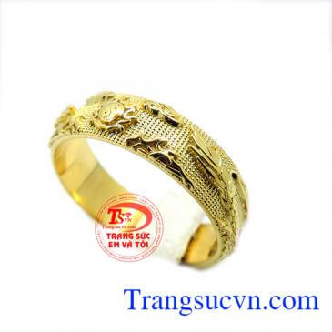 Nhẫn nam vàng thiết kế chạm khắc rồng nổi, biểu tượng âm dương rực cháy dưới ánh mặt trời