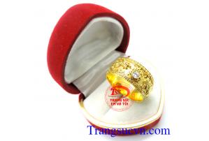 Nhẫn nam vàng thiết kế chạm khắc rồng nổi biểu tượng âm dương rực cháy dưới ánh mặt trời