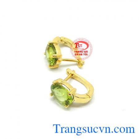Peridot là loại đá có màu sắc kết hợp giữa vàng cao quý và xanh lục hi vọng nên nó giúp người đeo xua tan nỗi sợ hãi trong đêm tối và đem lại cho họ đức tính ôn hòa. Hoa tai peridot thiên nhiên 14k