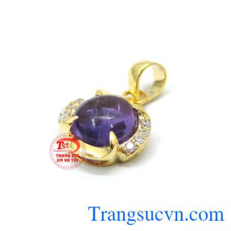 Mặt dây chuyền đá thạch anh tím còn có tác dụng rất tốt đối mặt dây chuyền phong thuỷ giúp đem lại tình cảm. Mặt dây vàng đá thạch anh tím