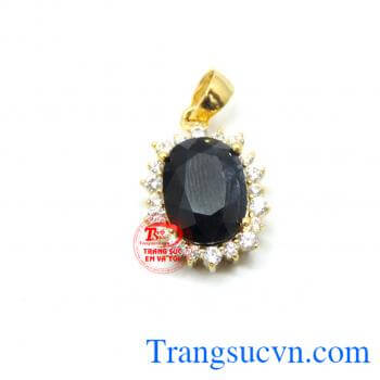 Mặt dây sapphire thiên nhiên TSVN được thiết kế giúp tôn vinh vẻ đẹp, giải tỏa căng thẳng cho người đeo.