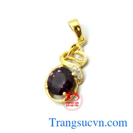 Mặt dây đá Spinel thiên nhiên vàng 14k kiểu dáng sản phẩm trẻ trung phù hợp với nhiều giới trẻ.