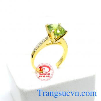 Dòng đá quý đẹp trường tồn với thời gian. Nhẫn nữ đá perodot cá tính
