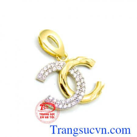 Chiếc Mặt vàng Chanel 18k,  mặt dây chuyền vàng chanel cho nữ, đeo cùng dây chuyền vàng 18k hai màu.