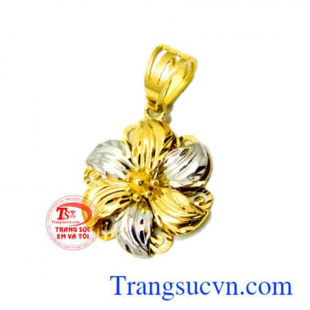 Mặt vàng 18k hoa mai vàng màu và vàng trắng, kết hợp cùng dây chuyền italy 18k xinh xắn món quà ý nghĩa dành cho phái đẹp.
