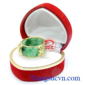 Nhẫn ngọc cẩm thạch bọc vàng