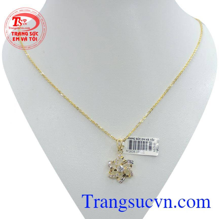 Bộ nữ trang họa tiết hoa vàng