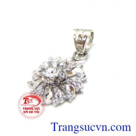 Mặt Hoa nắng vàng 18k với ý tưởng sánh sáng mang đến sự sống vĩnh cửu, niềm vui và hạnh phúc.