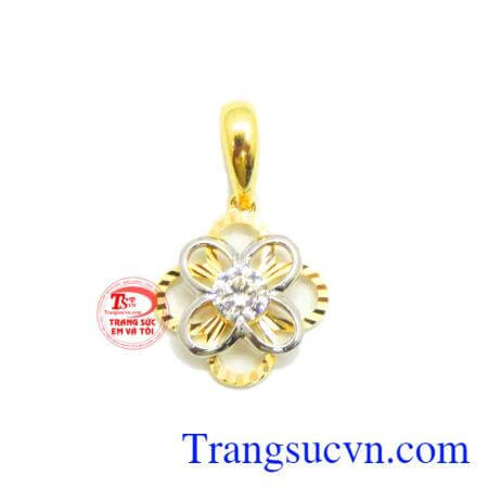 Mặt dây nữ hình hoa 10k giá tốt là món quà ý nghĩa tặng phái đẹp trong các ngày lễ, kỷ niệm.