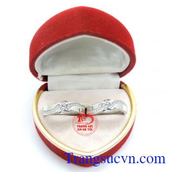 Cặp nhẫn cưới tượng trưng cho kết quả của tình yêu bền đẹp, mang đến hạnh phúc vĩnh viễn cho các cặp đôi