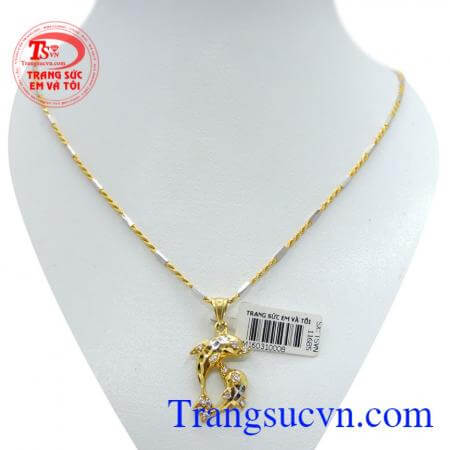 Bộ trang sức nữ vàng tây mặt dây lấy ý tưởng từ sự chung thủy của loài cá Voi, thiết kế ra sản phẩm mặt dây chuyền cá voi ghép theo hình trái tim biểu tượng của tình yêu vĩnh cửu.