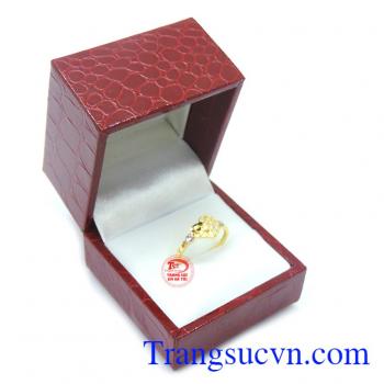 Thiết kế đơn giản thể hiện sự nữ tính cũng như nét đẹp hiền dịu. Nhẫn nữ trái tim yêu