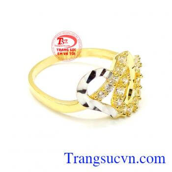 Nhẫn nữ trái tim rung động được làm bằng vàng 10k.
