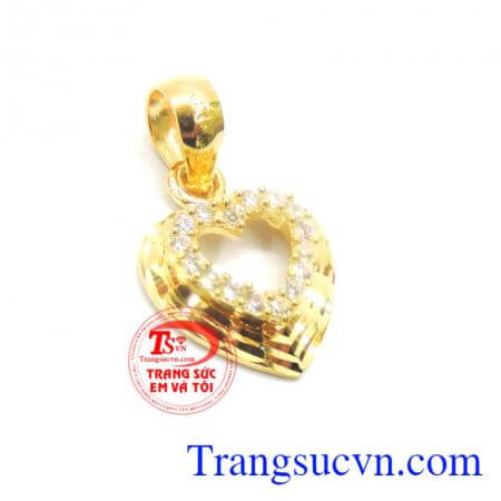 Mặt dây trái tim đẹp được làm từ vàng 10k chất lượng đảm bảo,hợp thời trang, và sang trọng.