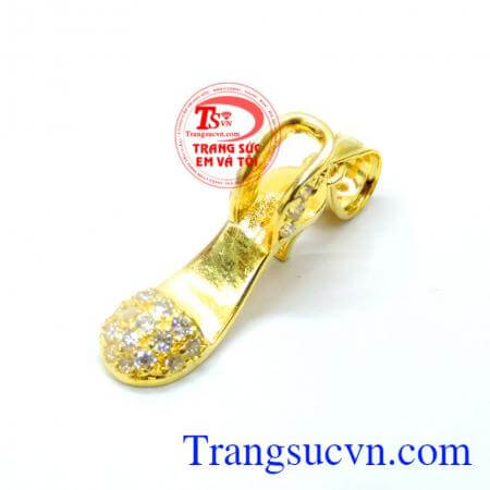 Chiếc hài may mắn vàng 10k là món quà dành tặng phái nữ mặt dây chuyền vàng tây kiểu dáng đẹp.
