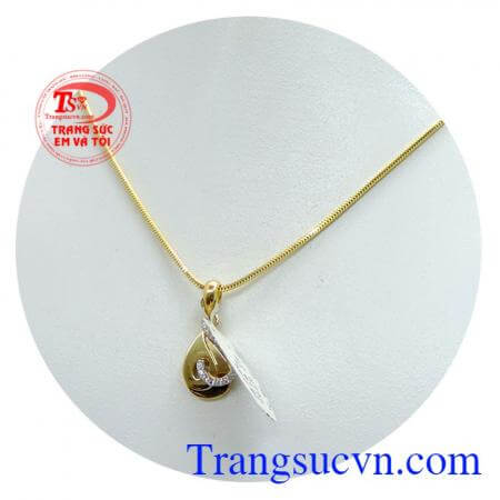 Trang sức bộ vòng cổ mặt dây, mặt dây chuyền 10k hình giọt nước kết hợp với dây chuyền thiết kế với những đường nét mềm mại mang lại vẻ quyến rũ cho phái nữ.
