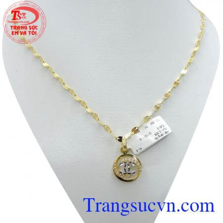 Bộ sản phẩm vàng tây dây chuyền được kết hợp từ mặt dây chuyền chanel hiện đại kết hợp với dây chuyền mảnh nhỏ đẹp kiểu dáng sáng bóng.