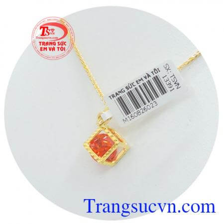 Bộ trang sức vàng tây đá đỏ phù hợp làm quà tặng cho người thương vào những dịp đặc biệt, gắn kết yêu thương.