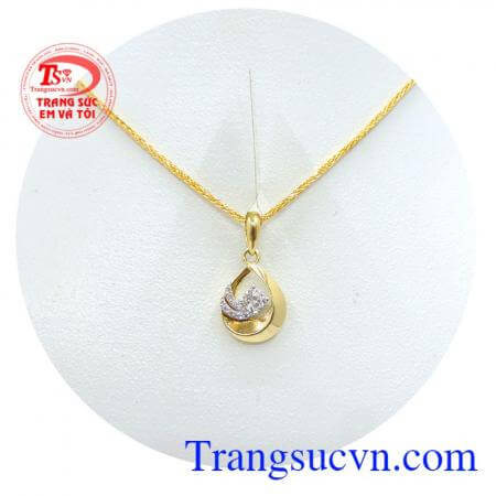 Bộ trang sức mặt dây chuyền đẹp sự kết hợp hài hoà giữa dây chuyền và mặt dây với dây chuyền nữ đeo sáng hợp thời trang, dễ kết hợp quần áo.