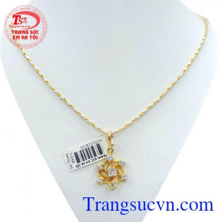 Bộ dây chuyền nữ trang đẹp là bộ sản phẩm dây chuyền kết hợp cùng mặt dây Hoa Tuyết chế tác tinh xảo, kết cấu hoàn mỹ là trang sức tô đậm vẻ đẹp mỏng manh, thanh nhã cho bạn gái hiện đại.