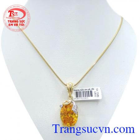 Bộ nữ trang đá vàng kiểu đẹp gồm dây chuyền vàng 10k và mặt dây đá vàng kiểu dáng tinh tế, hợp thời trang.