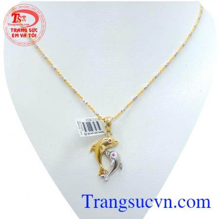 Bộ sản phẩm dây chuyên cá heo vàng gồm mặt dây chuyền nữ dây chuyền vàng Ý phù hợp mọi lứa tuổi, hợp thời trang và sang trọng quý phái dễ kết hợp với trang phục.