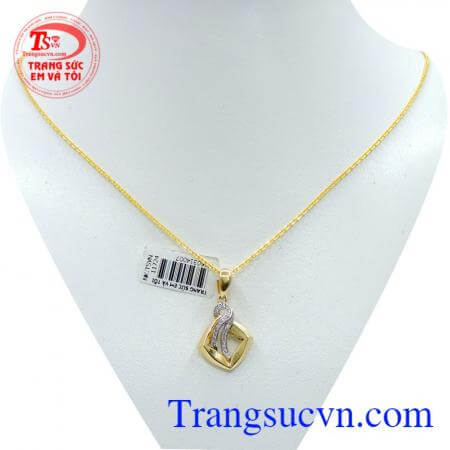 Nữ trang vàng mặt dây  chuyền bộ trang sức thương hiệu trang sức em và tôi kiểu dáng trẻ trung, kiểu dáng hiện đại. 