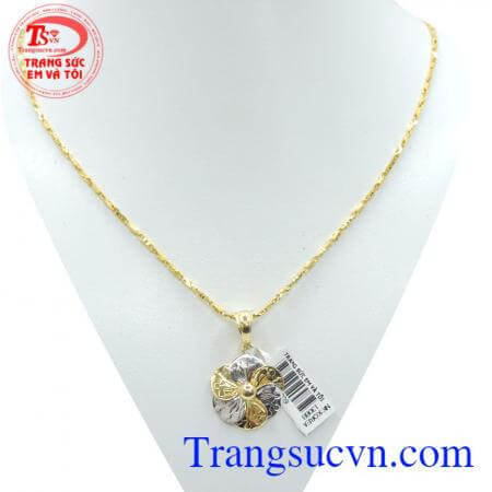 Nữ trang mặt đây nhiều cánh