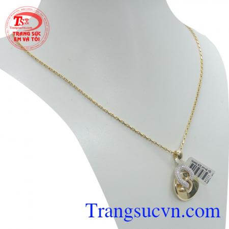 Nữ trang mặt dây đẹp quý phái gồm dây chuyền nữ chữ O vàng và mặt dây chữ D đảm bảo chất lượng, uy tín.