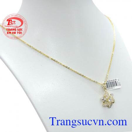 Bộ nữ trang họa tiết hoa vàng là sự lựa chọn yêu thích cho những cô nàng nữ tính, dịu dàng, dễ thương.