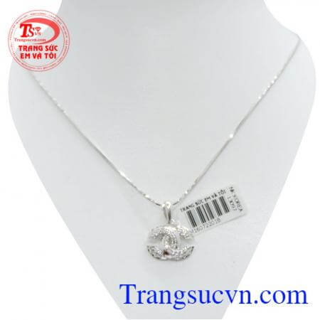 Bộ mặt dây chanel sang trọng, bộ mặt dây chuyền nữ phù hợp mọi lứa tuổi, hợp thời trang và sang trọng quý phái dễ kết hợp với trang phục.
