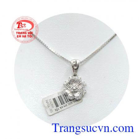 Nữ trang vàng trắng bộ họa đẹp, bộ sản phẩm nữ trang 18k sản phẩm mặt dây kết hợp với dây chuyền nữ phù hợp mọi lứa tuổi.