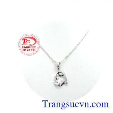 Bộ trang sức vàng trắng 18k trái tim, bộ sản phẩm mặt dây chuyền nữ vàng tây 18k phù hợp mọi lứa tuổi. Bộ trang sức vàng trắng 18k trái tim hợp thời trang và sang trọng quý phái dễ kết hợp với trang phục.