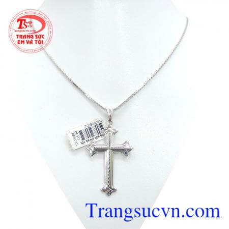 Bộ trang sức chữ thập đẹp dây vàng ý kết hợp với mặt dây 18k mang lại sự sự sang trọng, quý phái cho phái đẹp.