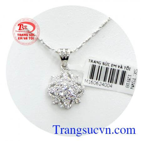 Bộ nữ trang vàng trắng tinh tế đeo có thể kết hợp với nhiều kiểu quần áo.