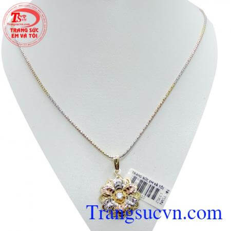 Dây nữ vàng ý 3 màu đảm bảo chất lượng bền đẹp đảm bảo chất lượng tuyệt đối, an toàn khi sử dụng, đep nữ tính đảm bảo,  mặt hoa tình yêu nhiều cánh tượng trưng cho tinh yêu bất diệt. Nữ trang bộ vàng 18k hoa tình yêu