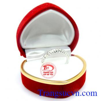 Sản phẩm nhẫn nữ vàng trắng gắn kim cương giá rẻ với kiểu dáng đẹp.
