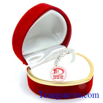 Thích hợp với nhiều bạn nữ sản phẩm được nhiều khách hàng ưu thích với giá thành hợp lý bán hàng chuyên nghiệp. Nhẫn nữ vàng trắng 18k tình yêu