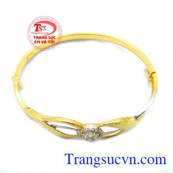 Chất lượng đảm bảo uy tín. Vòng tay vàng mặt đính đá sáng