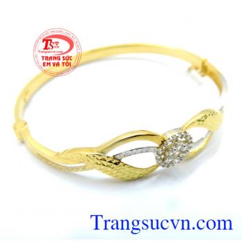 Vòng tay vàng đeo hợp thời trang. Vòng tay vàng mặt đính đá sáng