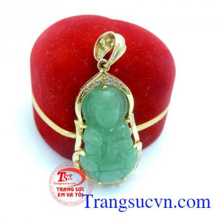 Mặt dây quan âm đá quý bọc vàng làm cân bằng huyết áp động mạch, chống lại ảnh hưởng của thời tiết.