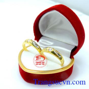 Nhẫn cưới vàng đính đá
