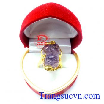 Nhẫn vàng màu tinh tế gắn tỳ hưu đá thiên nhiên.