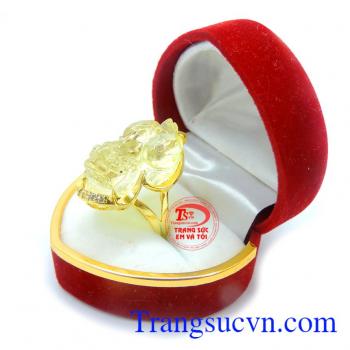 Nhẫn tỳ hưu thạch anh vàng. 