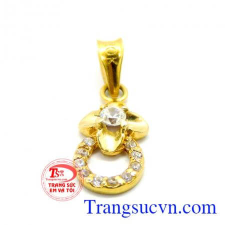 Trang sức Em và Tôi  luôn đảm bảo về chất lượng, chế tác tinh xảo, là món quà ý nghĩa tặng phái đẹp trong các ngày lễ, kỷ niệm.