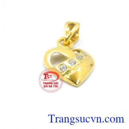 Công ty trang sức em và tôi bán mặt dây chuyền vàng tây 10k giá rẻ kiểu dáng hiện đại nữ tính bán hàng toàn quốc giao hàng tận nơi. Mặt trái tim vàng tình yêu gắn kết tình yêu thương.
